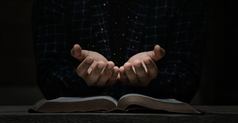 Sila Vedy a Viery: 5 Kľúčových Princípov pre Dosiahnutie Neuveriteľných Výsledkov